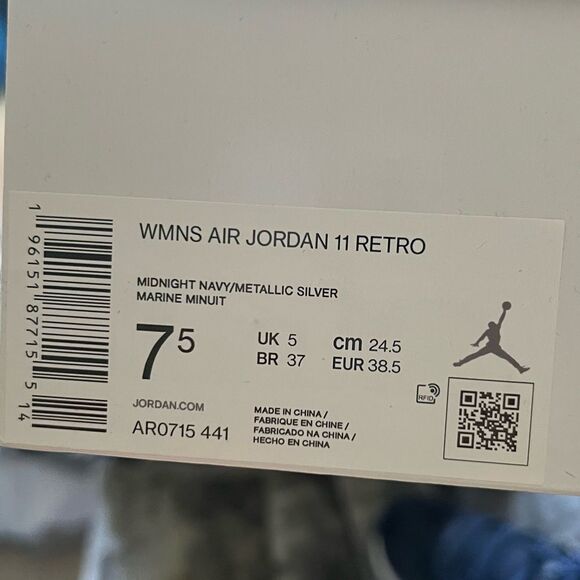 2022 women’s Air Jordan 11 Retro 'Midnight Navy Velvet' - Picture 6 of 9